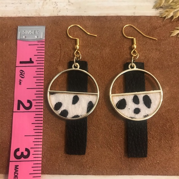 Animal print with black leather bar earring - Picture 3 of 3